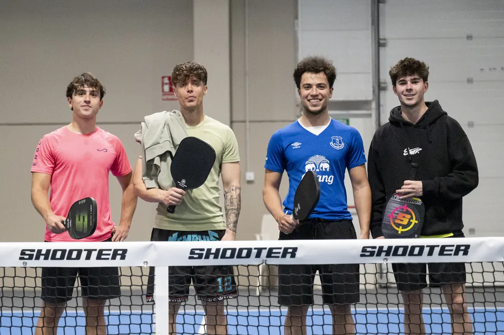 Grup d'amics amb les pales a Shooter Club
