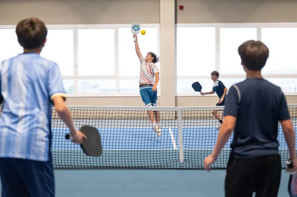 Nens jugant a pickleball a Shooter Club