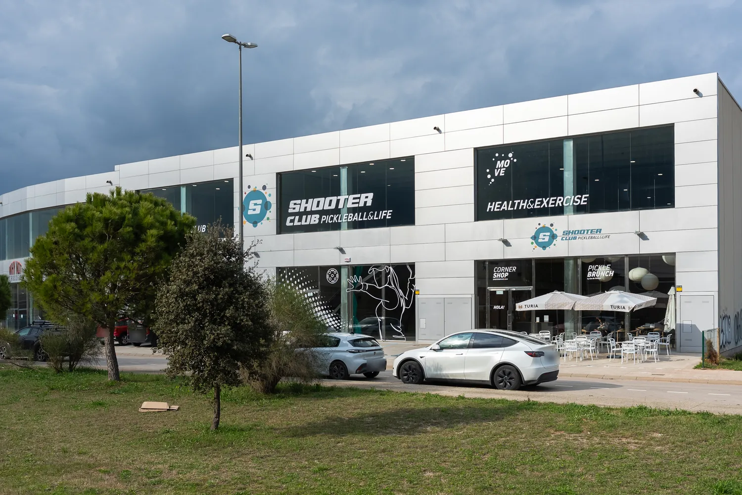 Façana de Shooter Club, amb Move, Picklebrunch i la botiga